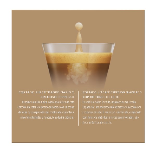 Taza de café con una gota de leche. Fondo marrón.