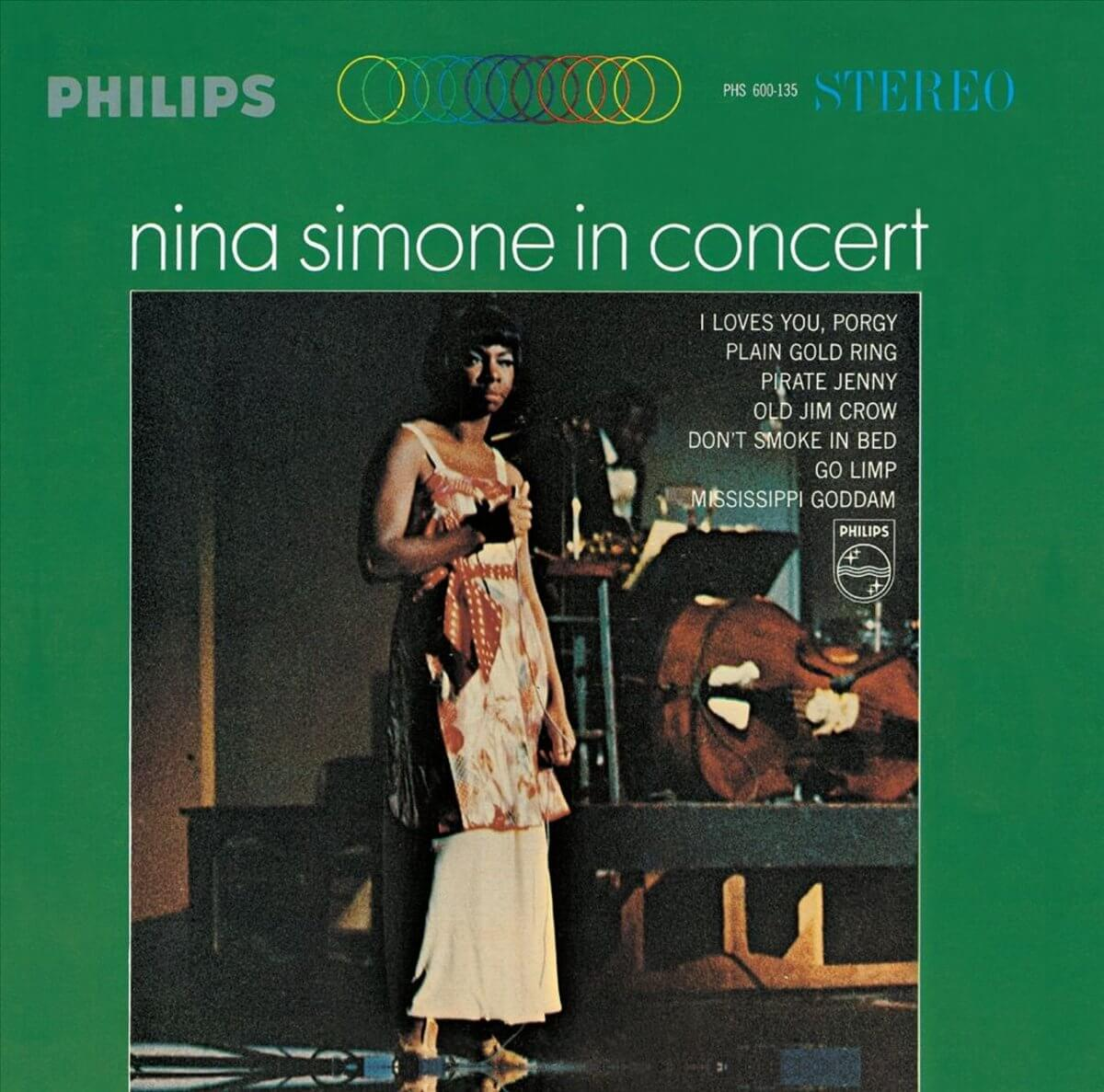 Albumhoes met Nina Simone in een jurk. Tekst: Nina Simone in Concert en songtitels.
