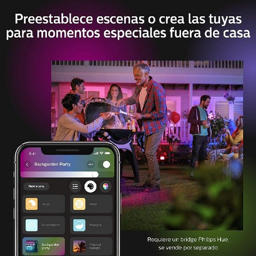 Un teléfono inteligente que muestra una aplicación de hogar inteligente. Gente en el fondo con luces de colores.