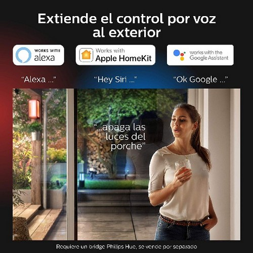 Una mujer que usa el control por voz con un dispositivo doméstico inteligente. Imágenes de iconos de asistente de voz.