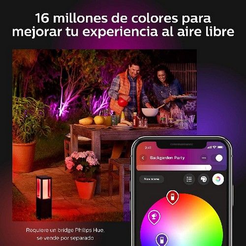 Gente en un jardín con luces de colores e interfaz de teléfono. Escena nocturna.
