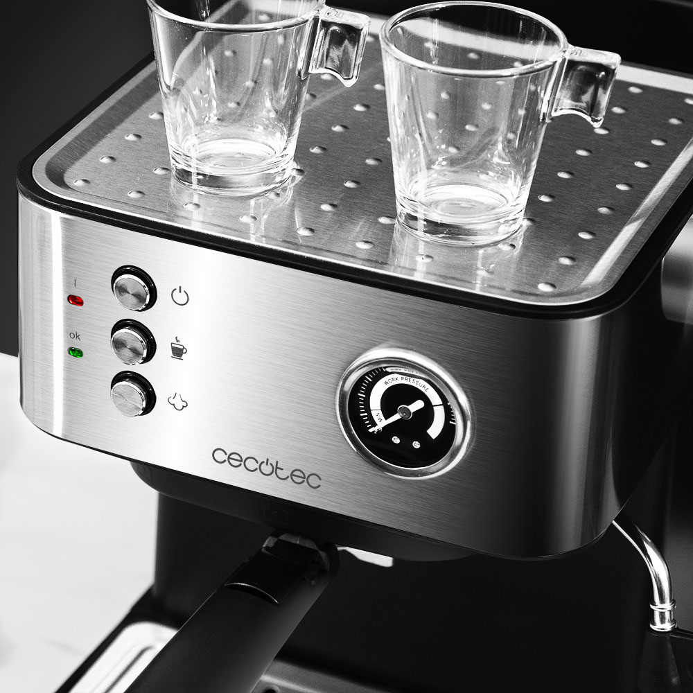 Máquina de espresso, dos tazas de vidrio, acero inoxidable, detalles negros, primer plano.