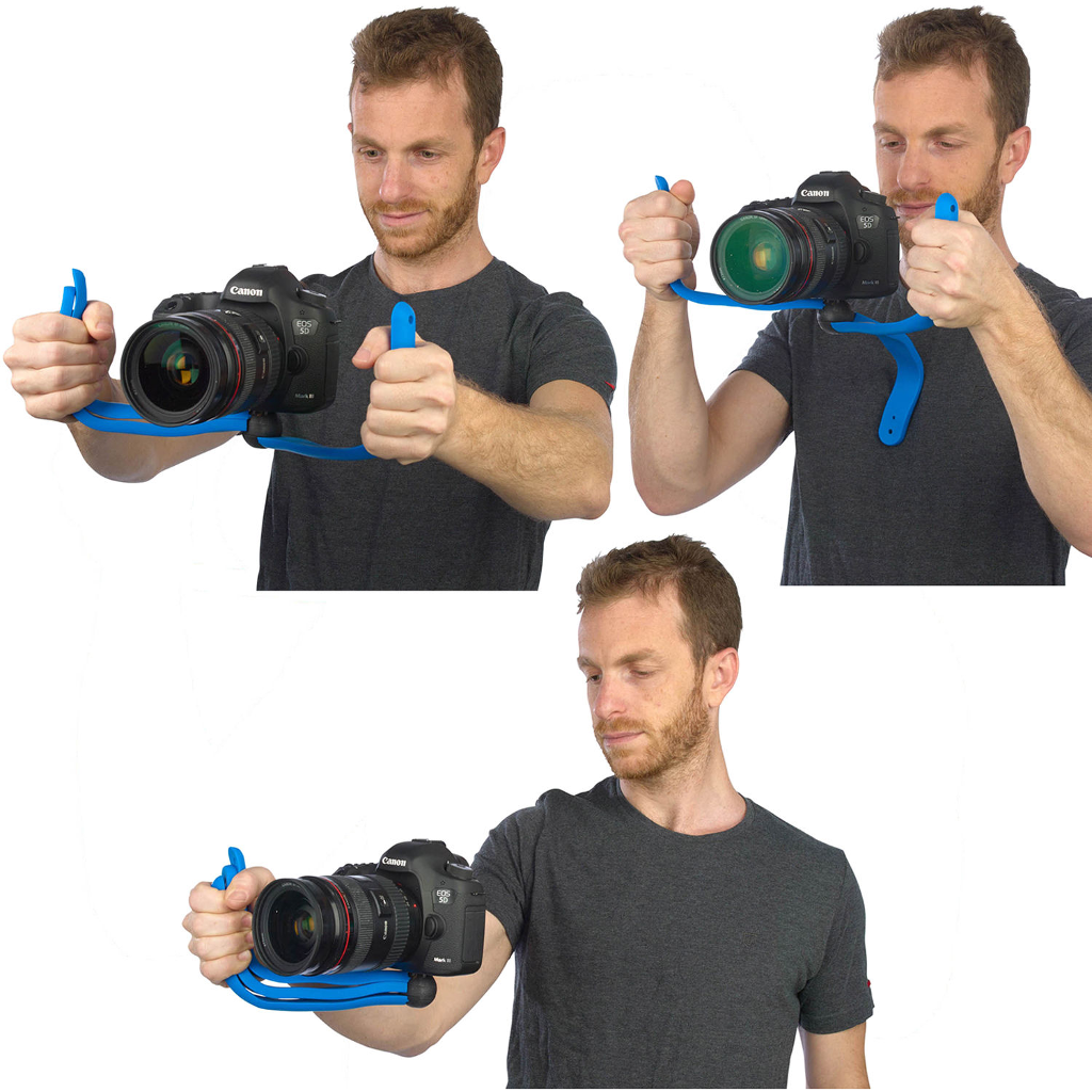 Egy férfi egy kék stabilizátorral tart egy kamerát. A kamera egy Canon EOS 5D Mark III. Szürke pólót visel. Fehér háttér.