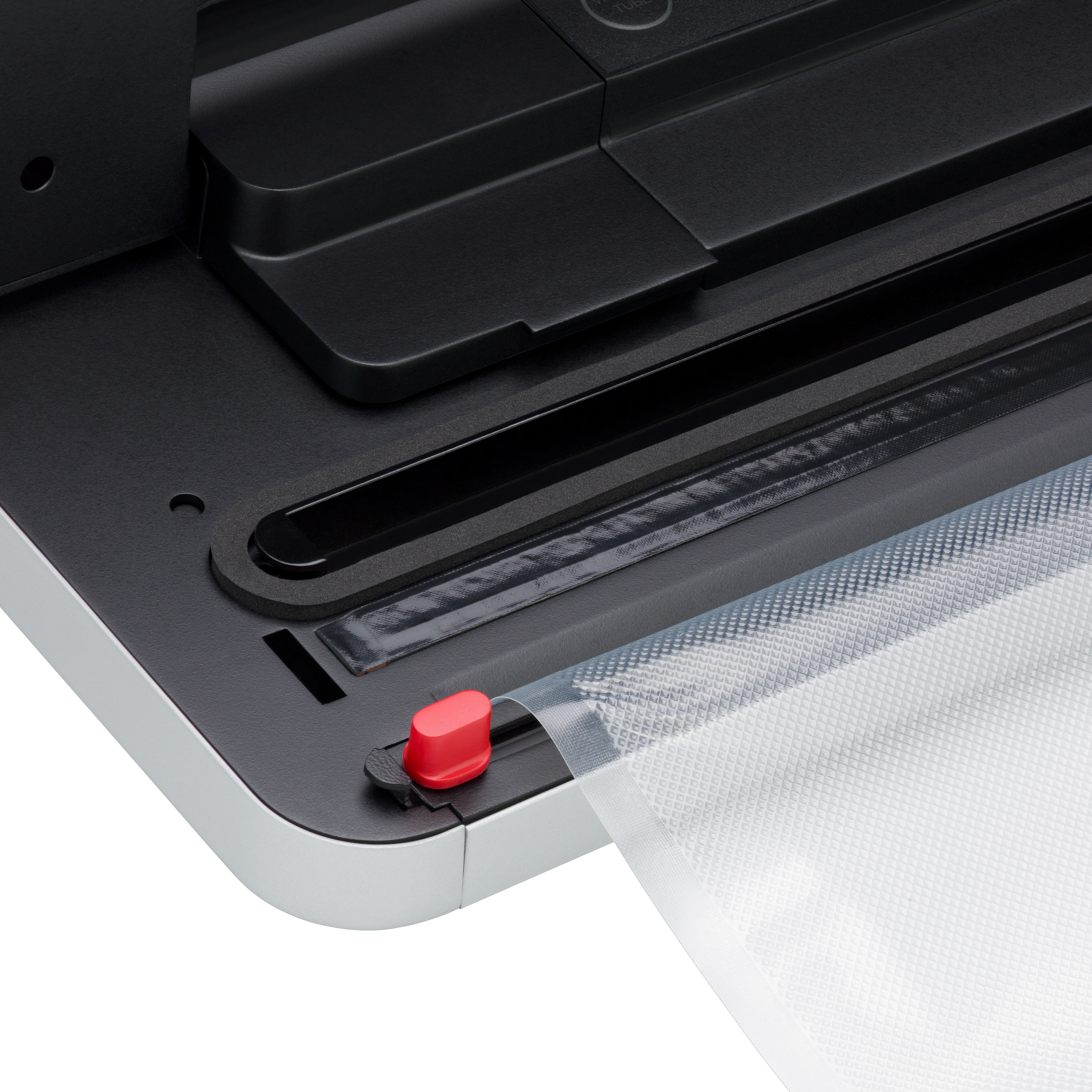 Nahaufnahme eines Vakuumiergeräts. Eine transparente Plastiktüte wird von der Maschine verschlossen.
