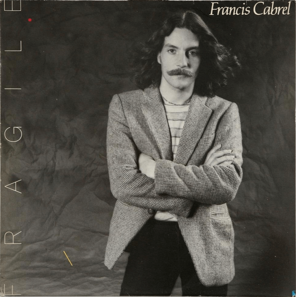 Pochette de l'album de Francis Cabrel. Un homme aux cheveux longs et une veste.