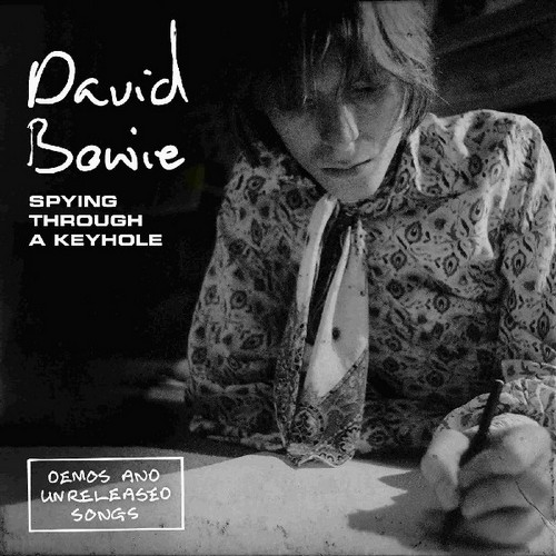 Pochette de l'album "David Bowie - Spying Through a Keyhole". Noir et blanc. Homme écrivant.