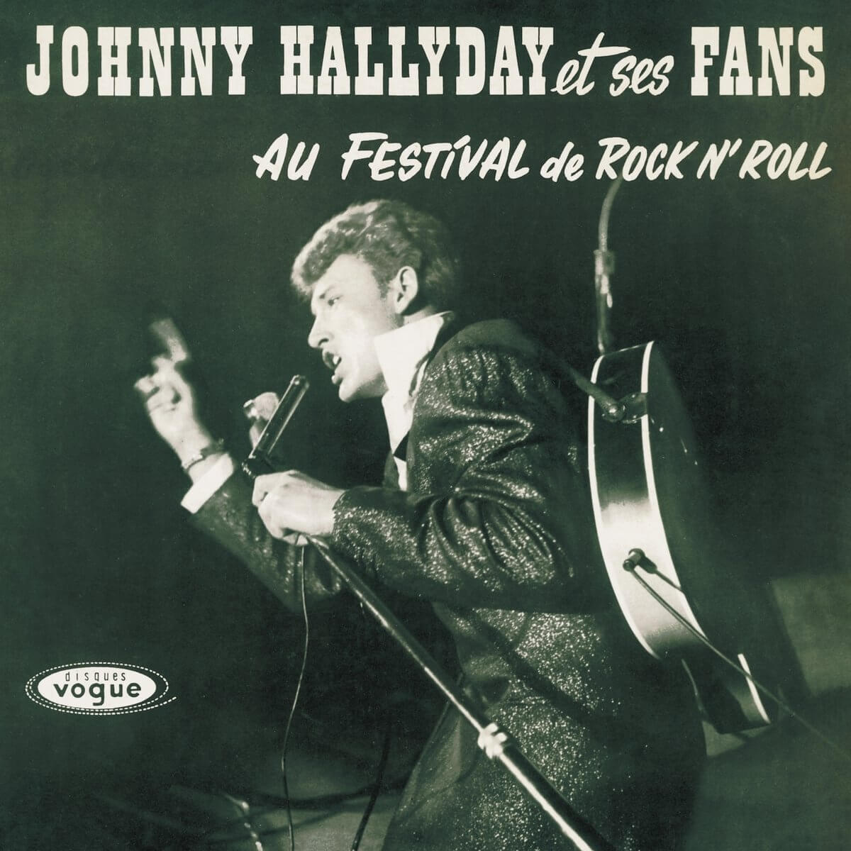 La pochette de l'album présente Johnny Hallyday chantant dans un micro, une guitare et du texte en français.