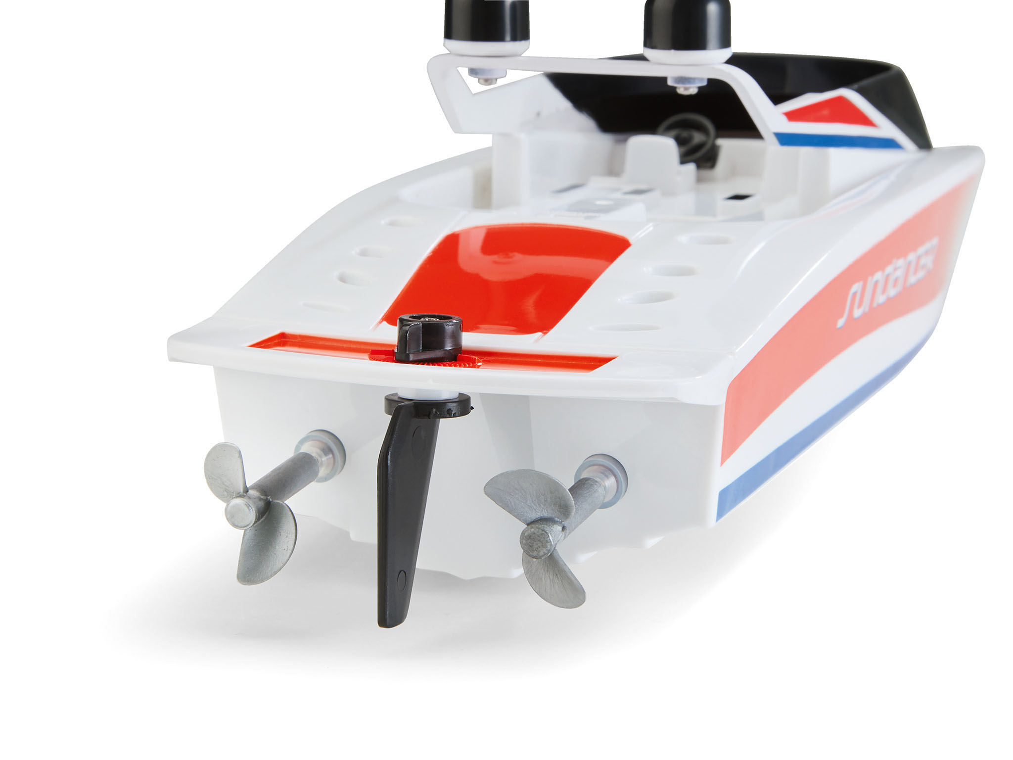 Ein weißes und rotes Spielzeugboot mit zwei Propellern. Es hat einen weißen Körper, rote Akzente und zwei Propeller.