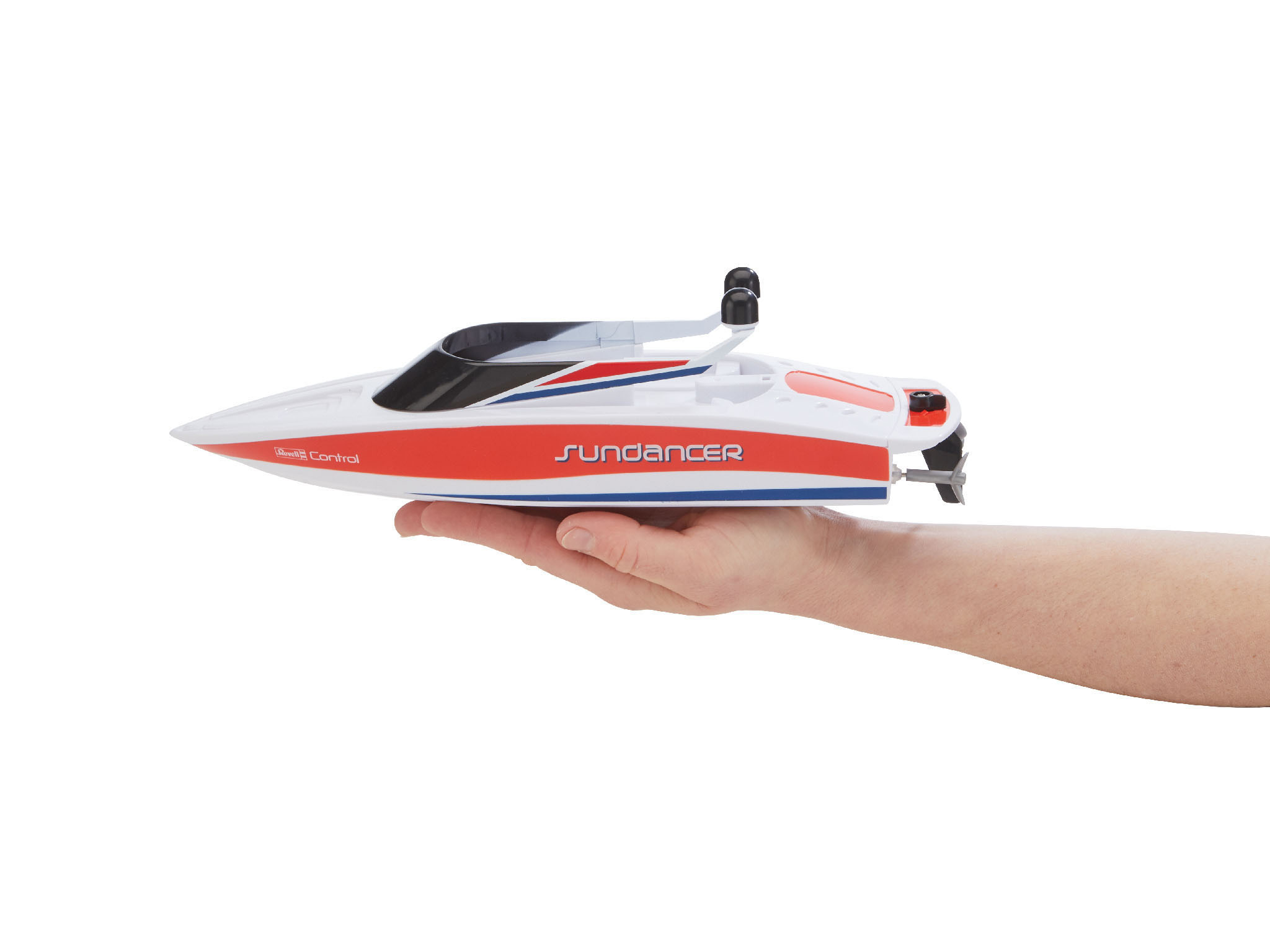 Ein kleines weißes und rotes Spielzeugboot wird in einer Hand gehalten, mit dem Wort 'SUNDANCER'.