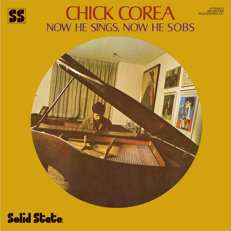 Chick Corea 'Now He Sings, Now He Sobs' albumának borítója. Egy zongorista látható egy zongora előtt.