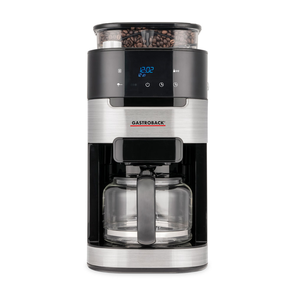 Schwarz-silberne Kaffeemaschine mit Kaffeebohnen oben. Mit Glaskanne.