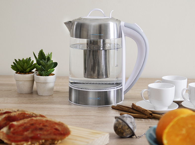 Hervidor eléctrico de vidrio con infusor de té. Asa blanca y tazas.