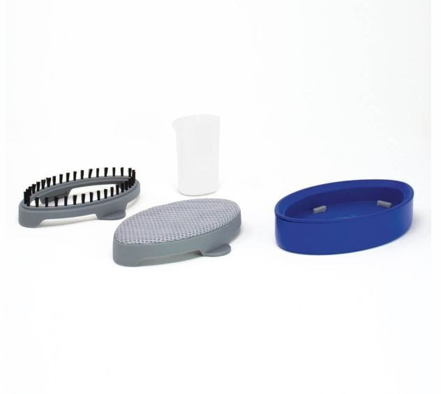 Accesorios de limpieza: un cepillo, una almohadilla, una taza de agua y una bandeja azul.