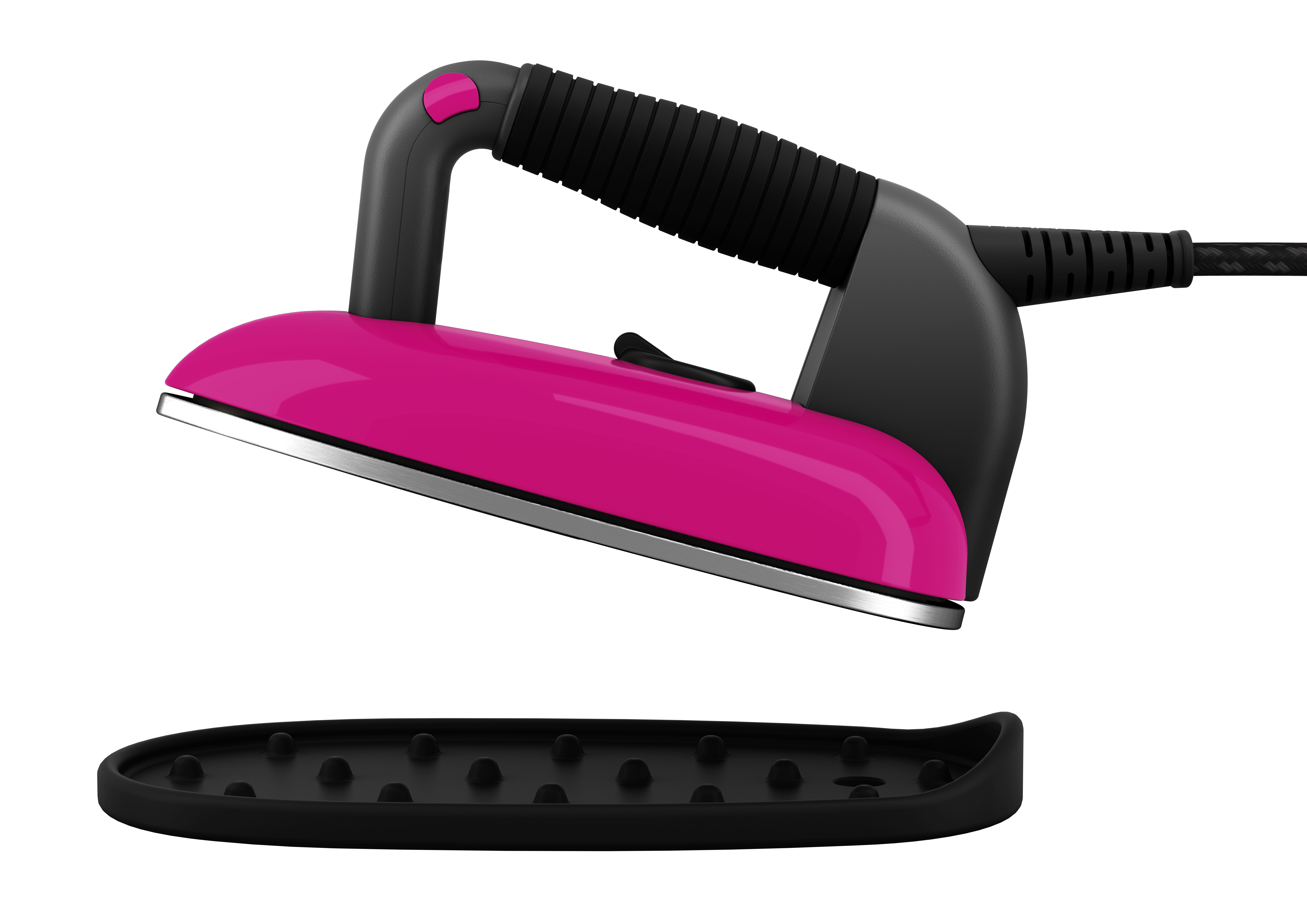 Fer à repasser rose avec poignée noire, avec support noir sur fond noir.