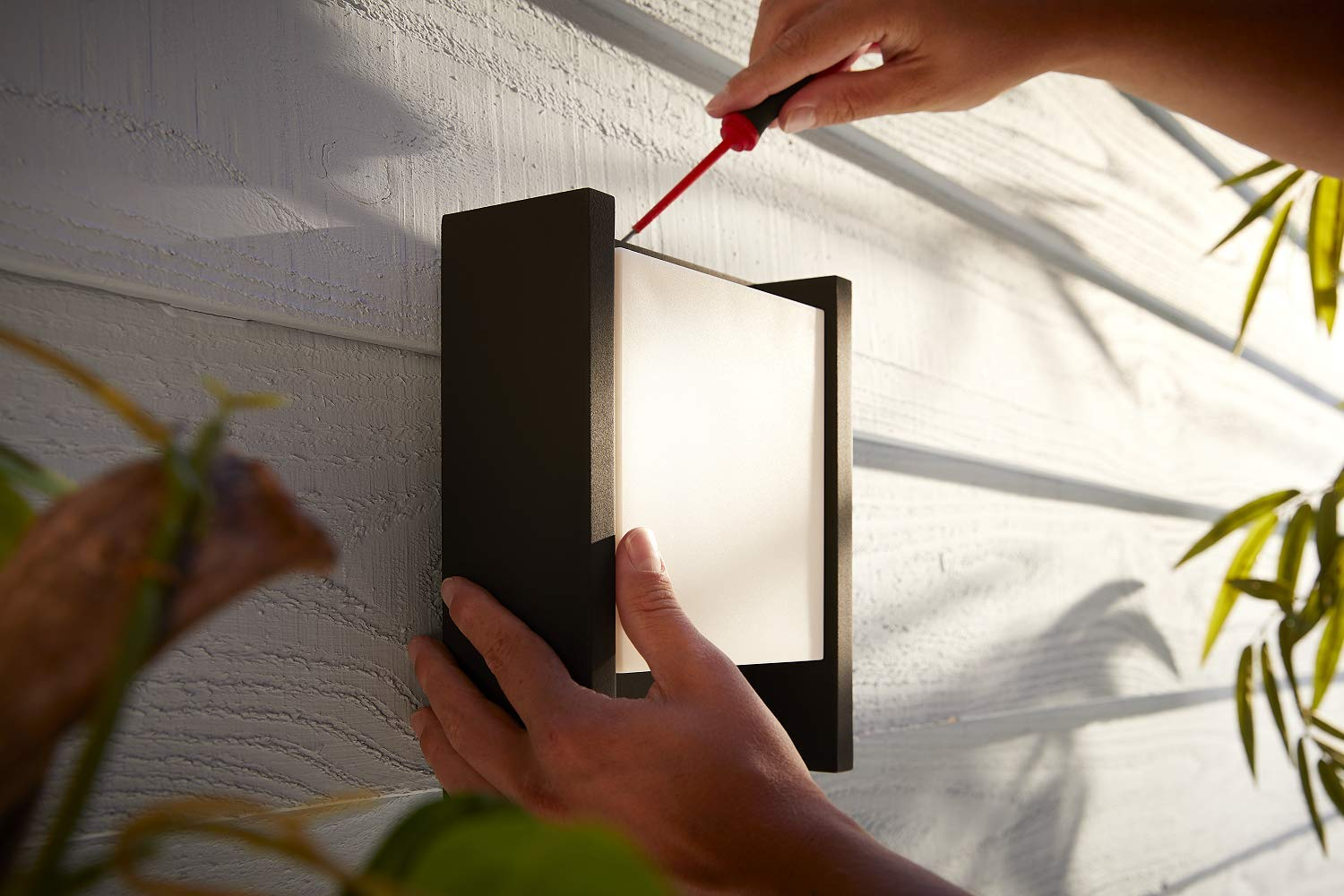 Aplique exterior negro LED inteligente - Philips Hue Fuzo, luz blanca cálida regulable