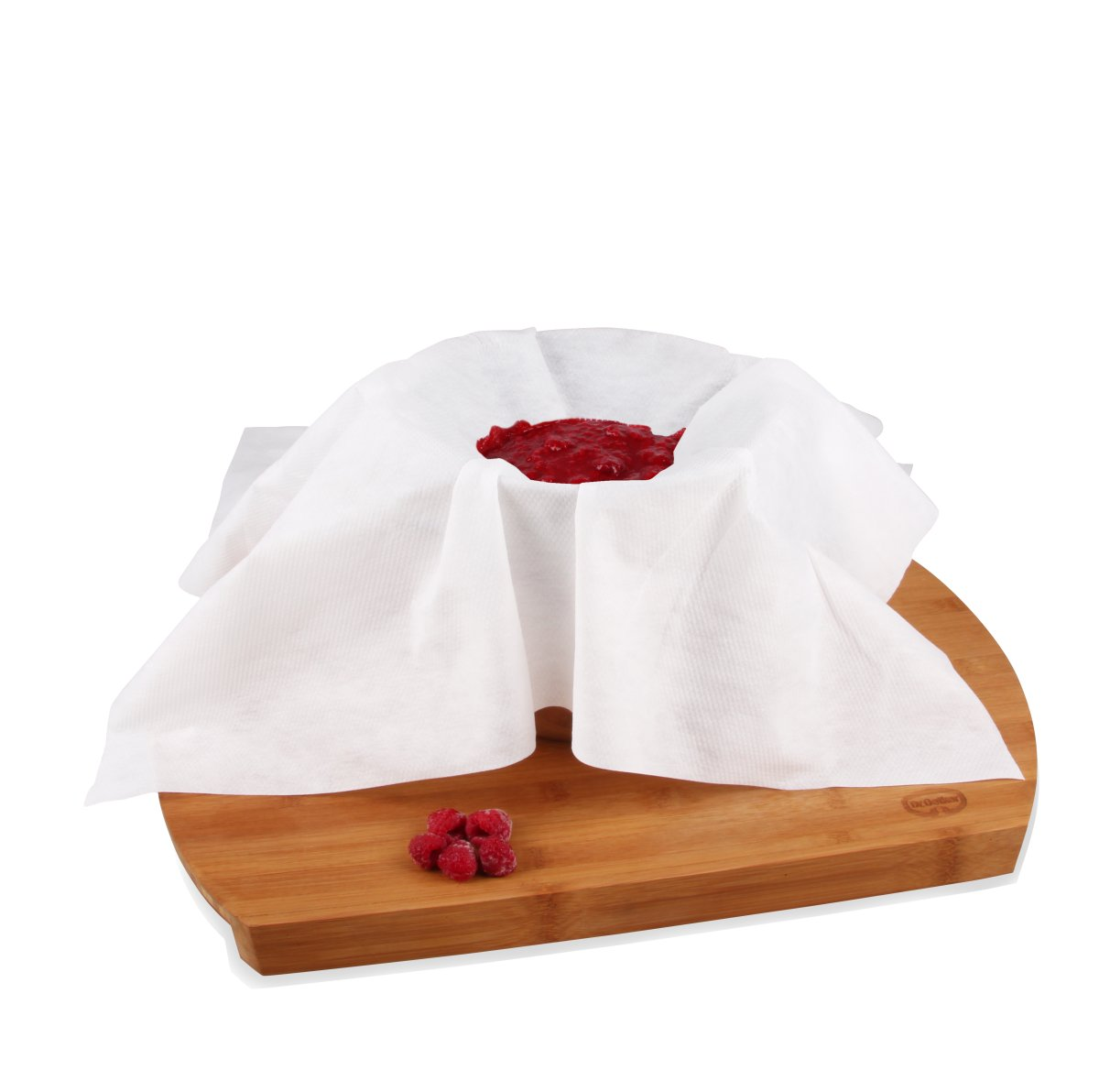 Himbeeren in einer Schüssel, in Stoff gewickelt, auf einem Holzbrett. Weißer Hintergrund.