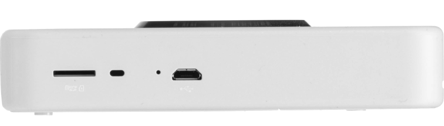 Egy fehér eszköz micro SD-kártya nyílással, USB-porttal és micro USB-porttal.