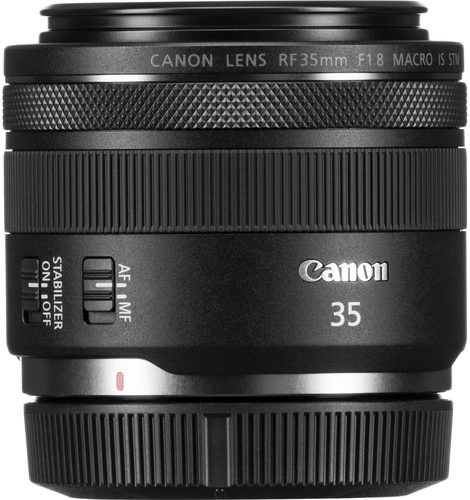 Egy Canon 35mm-es objektív közelképe.