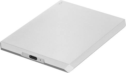 Un disco duro externo plano, rectangular y de color plateado. Tiene un puerto USB-C en su lateral.