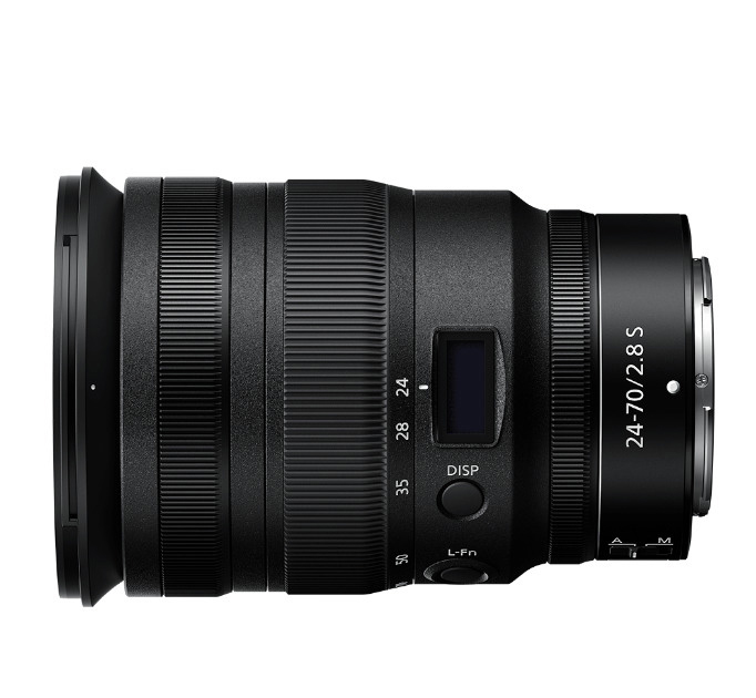 Ein schwarzes Kameraobjektiv mit Markierungen, Modell 24-70/2.8 S, auf weißer Oberfläche.