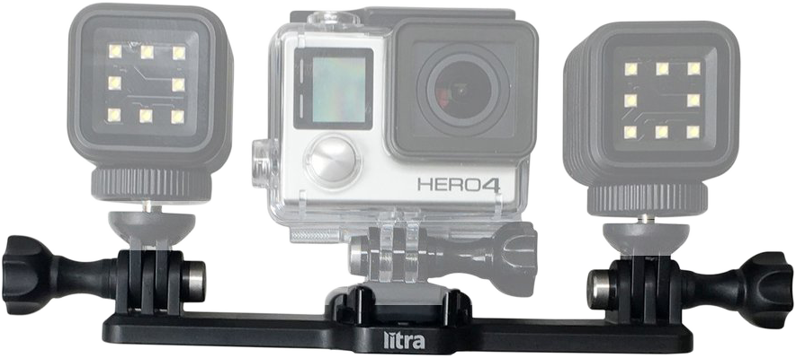 Egy GoPro Hero4 kamera lámpákkal mindkét oldalon, fekete tartóra szerelve. A lámpák több kis fénnyel rendelkeznek.