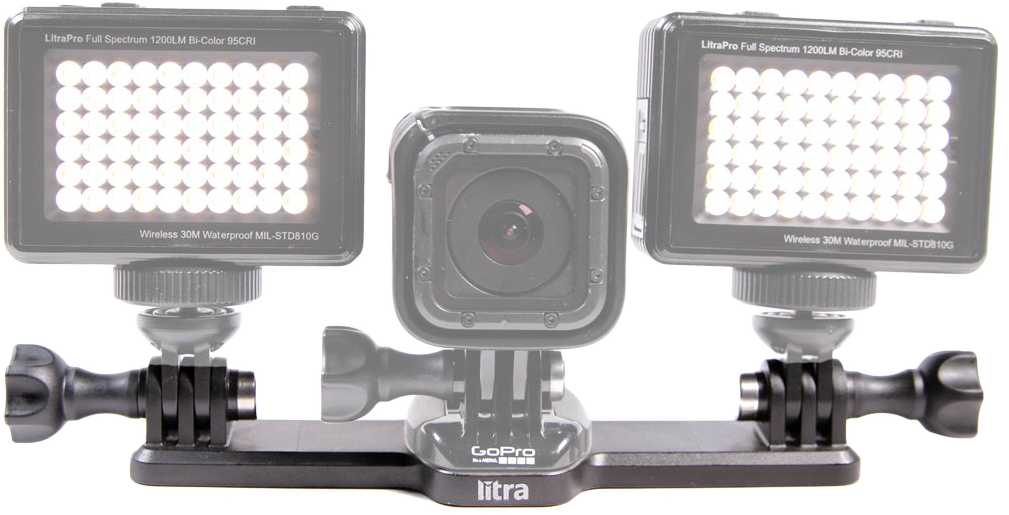 Egy GoPro kamerarendszer két LED-es lámpával mindkét oldalon. A beállítás fekete, és egy 'GoPro' feliratú alapra van szerelve.