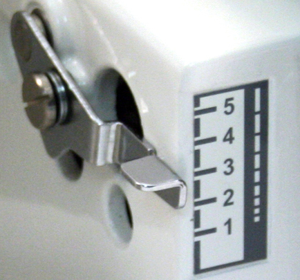 TOYOTA SLR4D Overlock - Macchina da cucire (Bianco/Rosso)