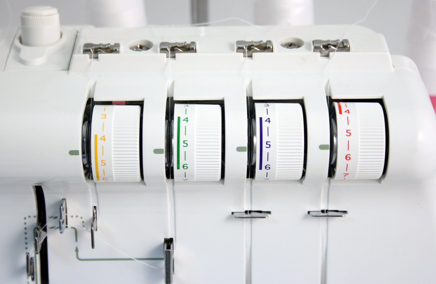 TOYOTA SLR4D Overlock - Macchina da cucire (Bianco/Rosso)