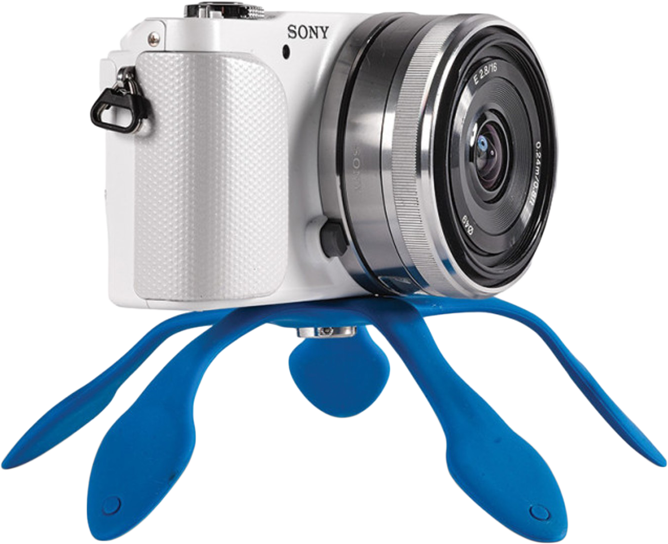 Egy fehér Sony kamera egy kék állványon. A kamera lencséje fekete. Az állványnak négy kék lába van.