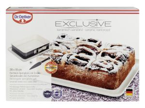 Box mit Backwaren und Backform. Text auf der Box: Exclusive, Keramik verstärkt.