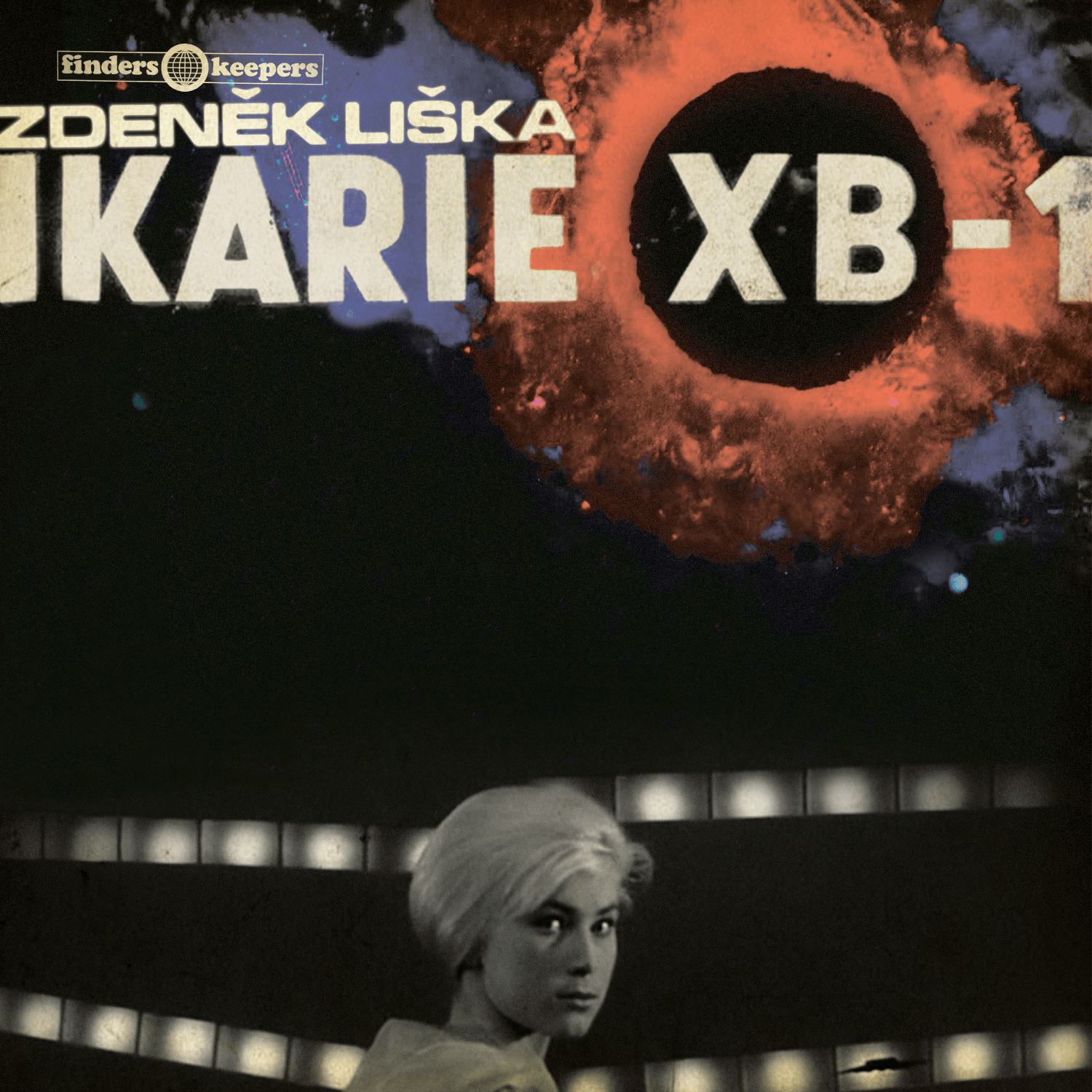 Albumhoes: retro stijl met tekst 'IKARIE XB-1'. Gezicht van een vrouw vooraan.