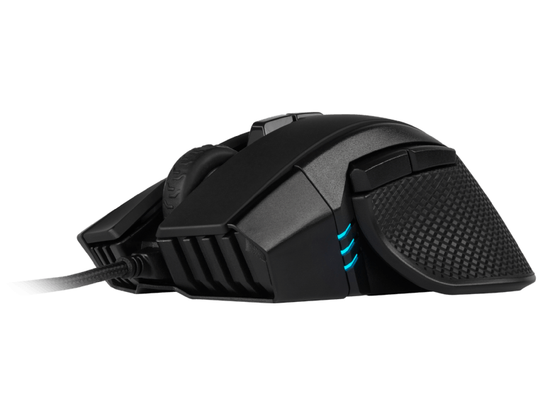 Een zwarte gamingmuis met knoppen, een scrollwiel en blauwe lichtaccenten.