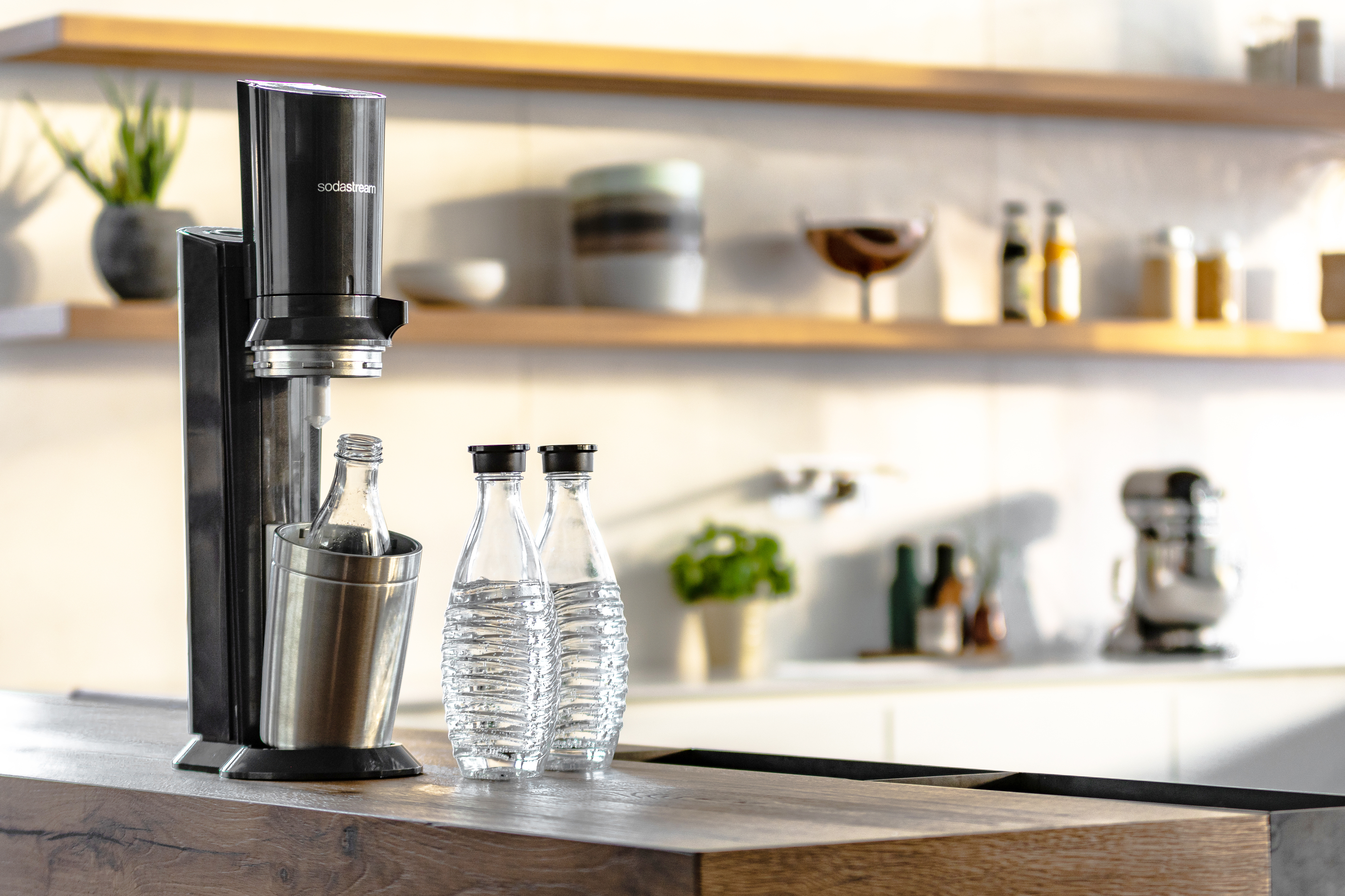 SODASTREAM 1216513490 Crystal 2.0 + 3 Glaskaraffen Wassersprudler Titan