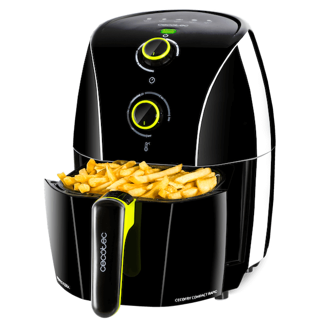 Freidora de aire negra con papas fritas. Un mango y diales amarillos. Un fondo negro.