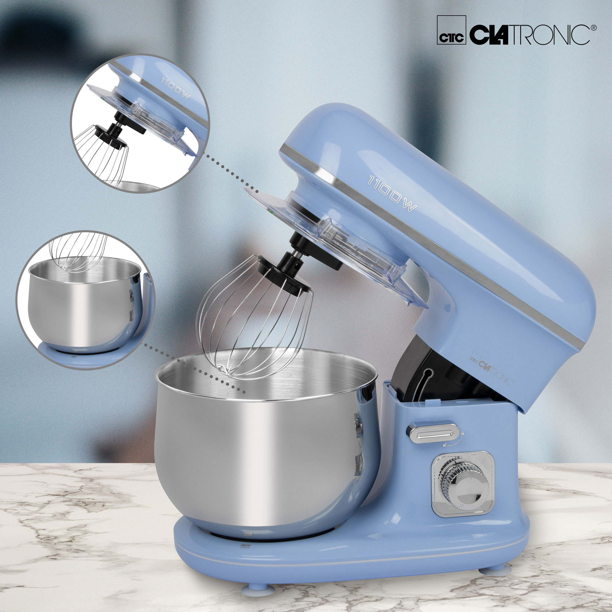 Blauer Küchenmixer mit Aufsätzen. Nahaufnahme des Mixers und der Aufsätze. Weißer Marmorhintergrund.