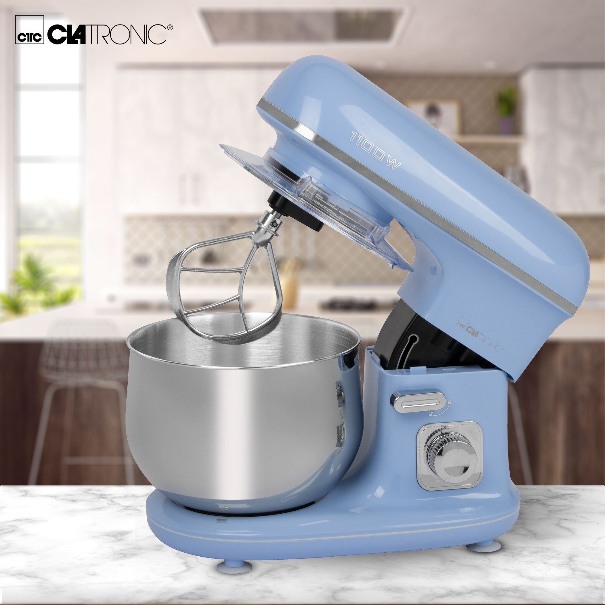 Ein hellblauer Küchenmixer mit einer silbernen Schüssel und einem Edelstahl-Schläger.