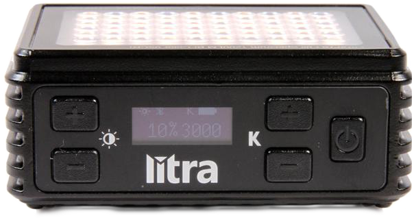 Fekete Litra LED lámpa. Gombok, egy 10%-ot és 3000K-t mutató képernyő, valamint a Litra logó látható rajta.