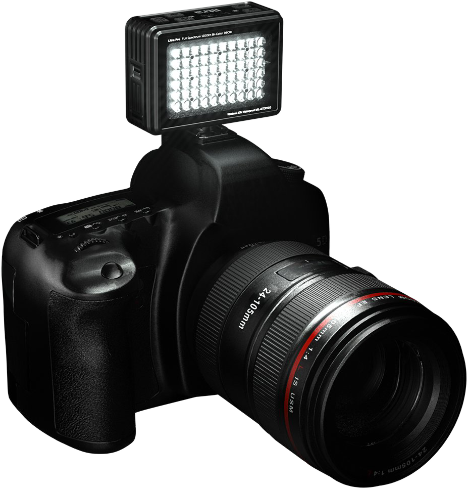 Egy fekete DSLR fényképezőgép objektívvel. A kamera tetejére egy lámpa van felszerelve. Az objektív 24-105mm felirattal van ellátva.