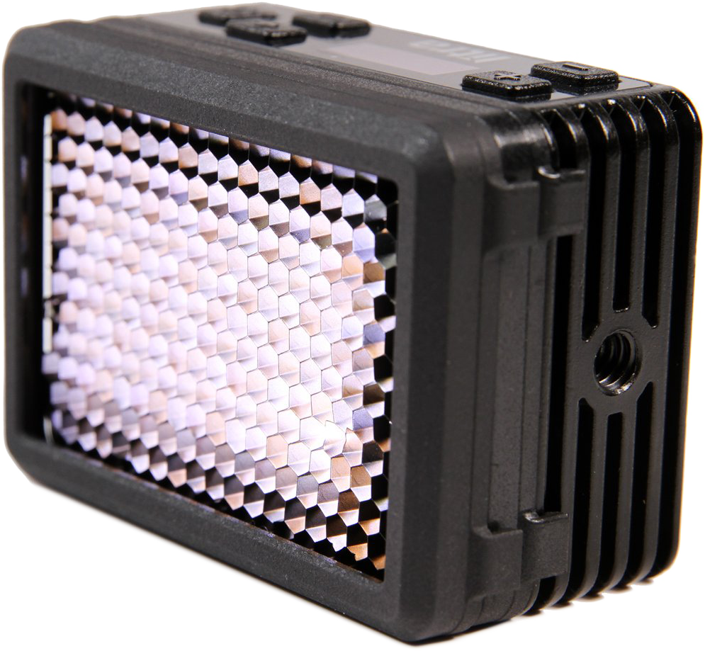 Egy fekete, téglalap alakú LED-lámpa méhsejtes diffúzorral. Több gomb a tetején. Egy csavarlyuk az oldalán.