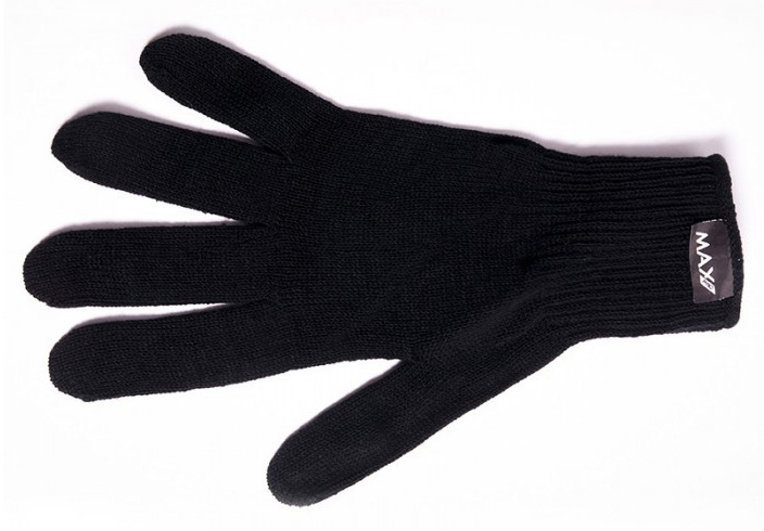 Zwarte handschoen op wit. Vingers zichtbaar. Merklabel op de pols.