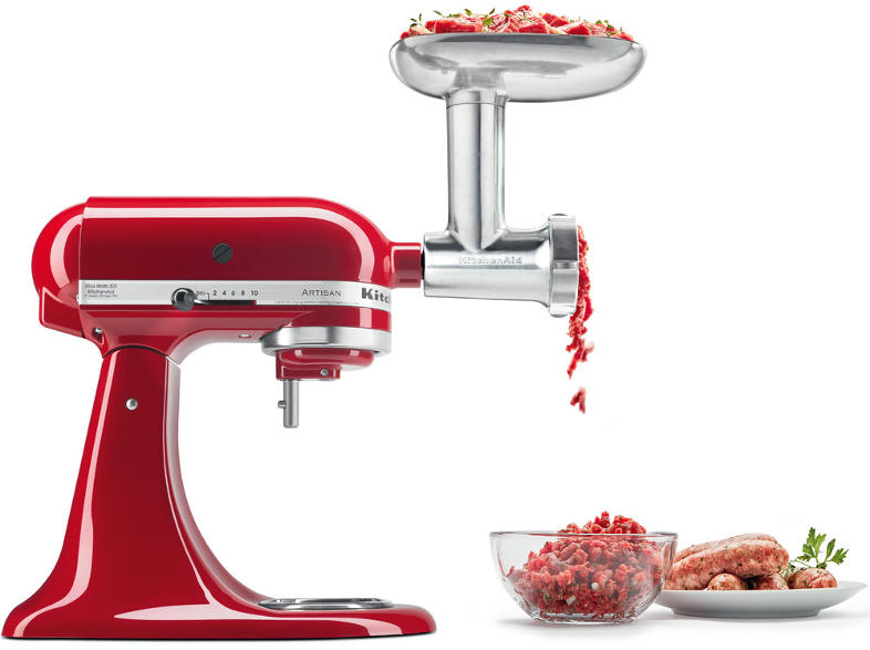 Piros KitchenAid mixer húsdaráló tartozékkal. Darált hús tálban, kolbász tányéron.