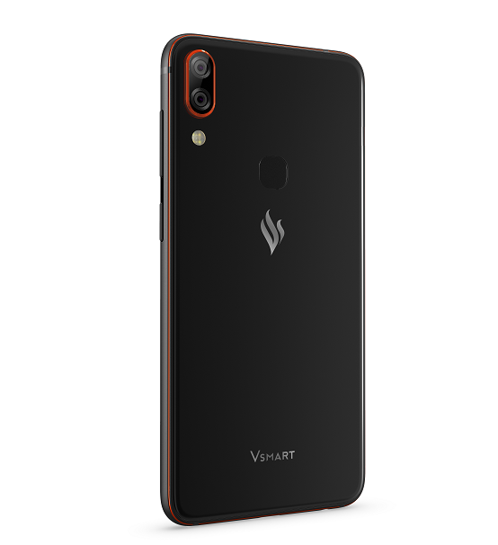 Smartphone negro con detalles naranjas, vista trasera, mostrando la cámara.