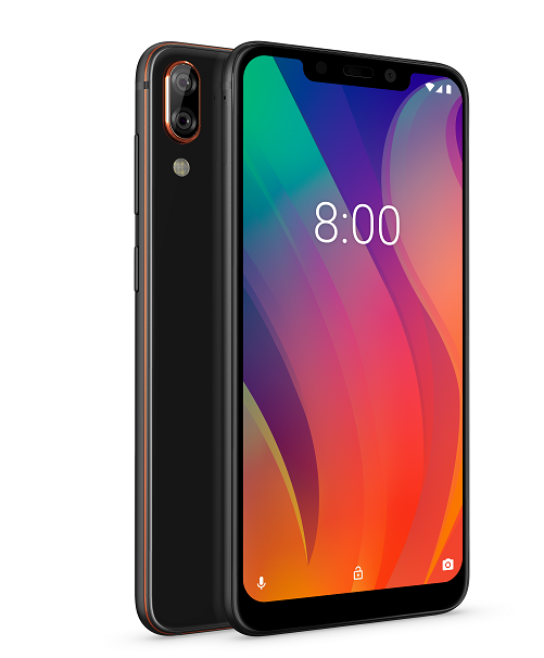 Smartphone negro con pantalla a color mostrando las 8:00. Tiene doble cámara y borde dorado.