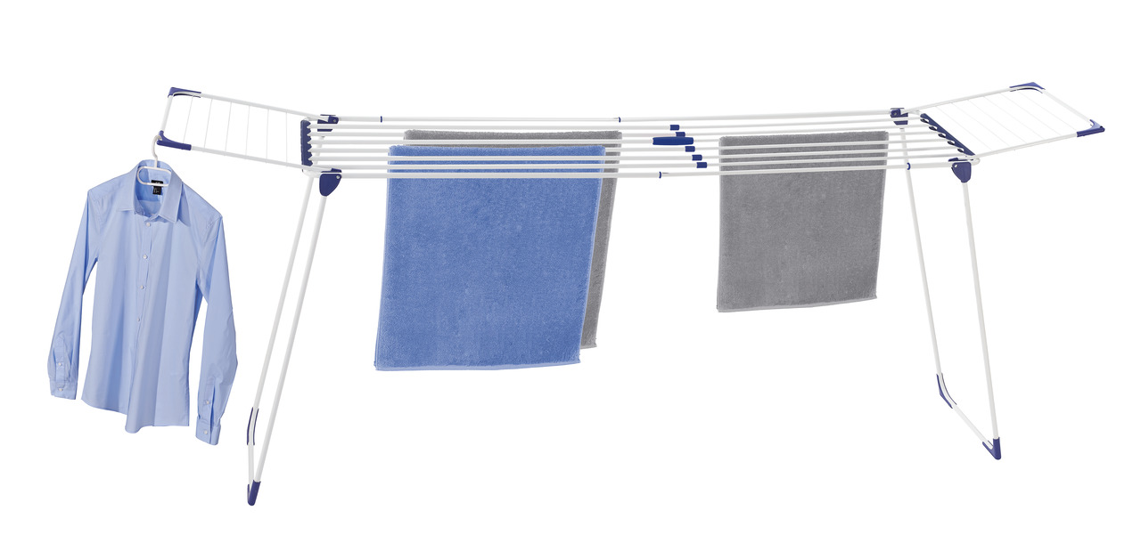 Ein weißer Wäschetrockner mit blauen Handtüchern und einem blauen Hemd, das daran hängt.