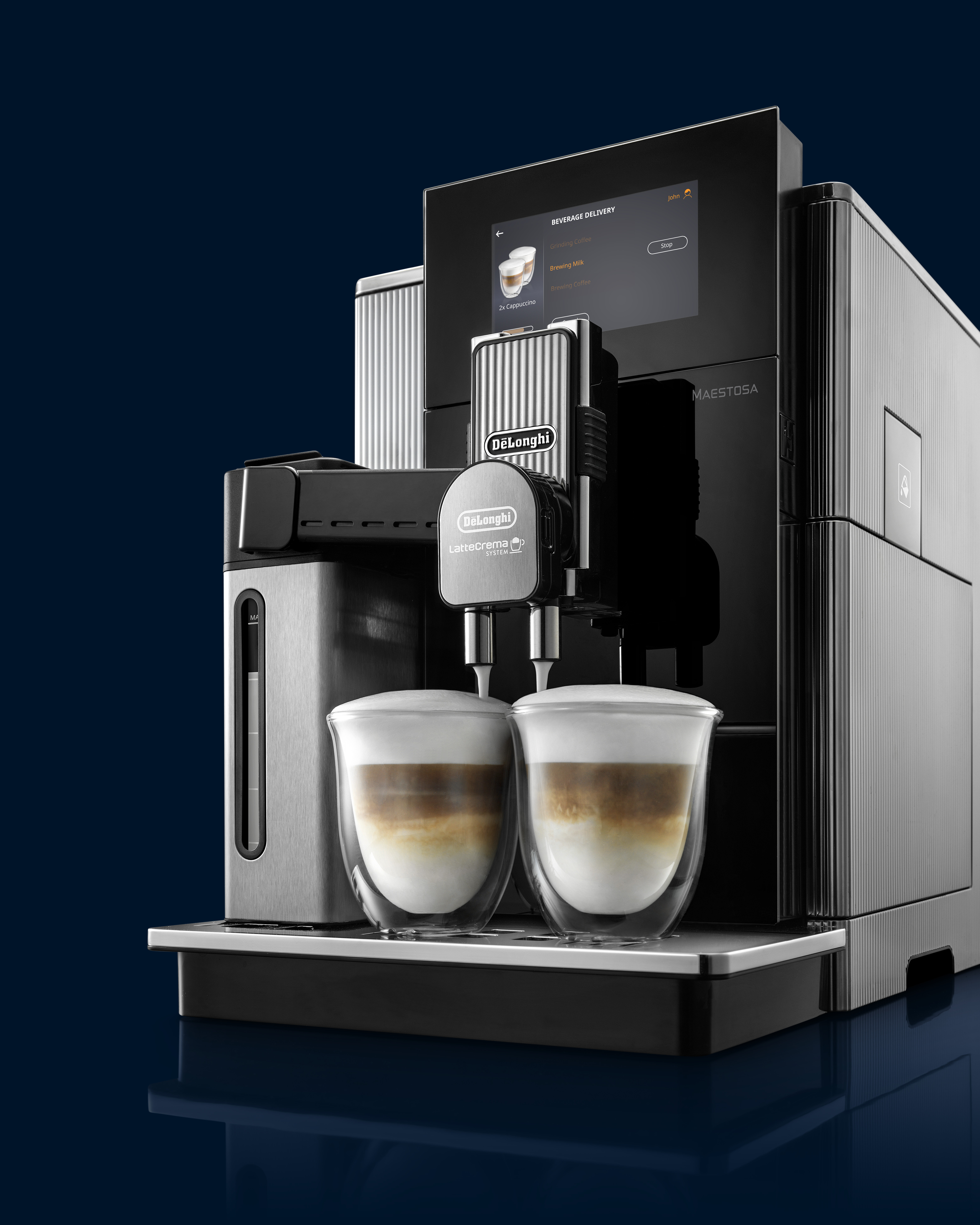 Espressomaschine mit zwei Kaffeegläsern auf blauem Hintergrund.