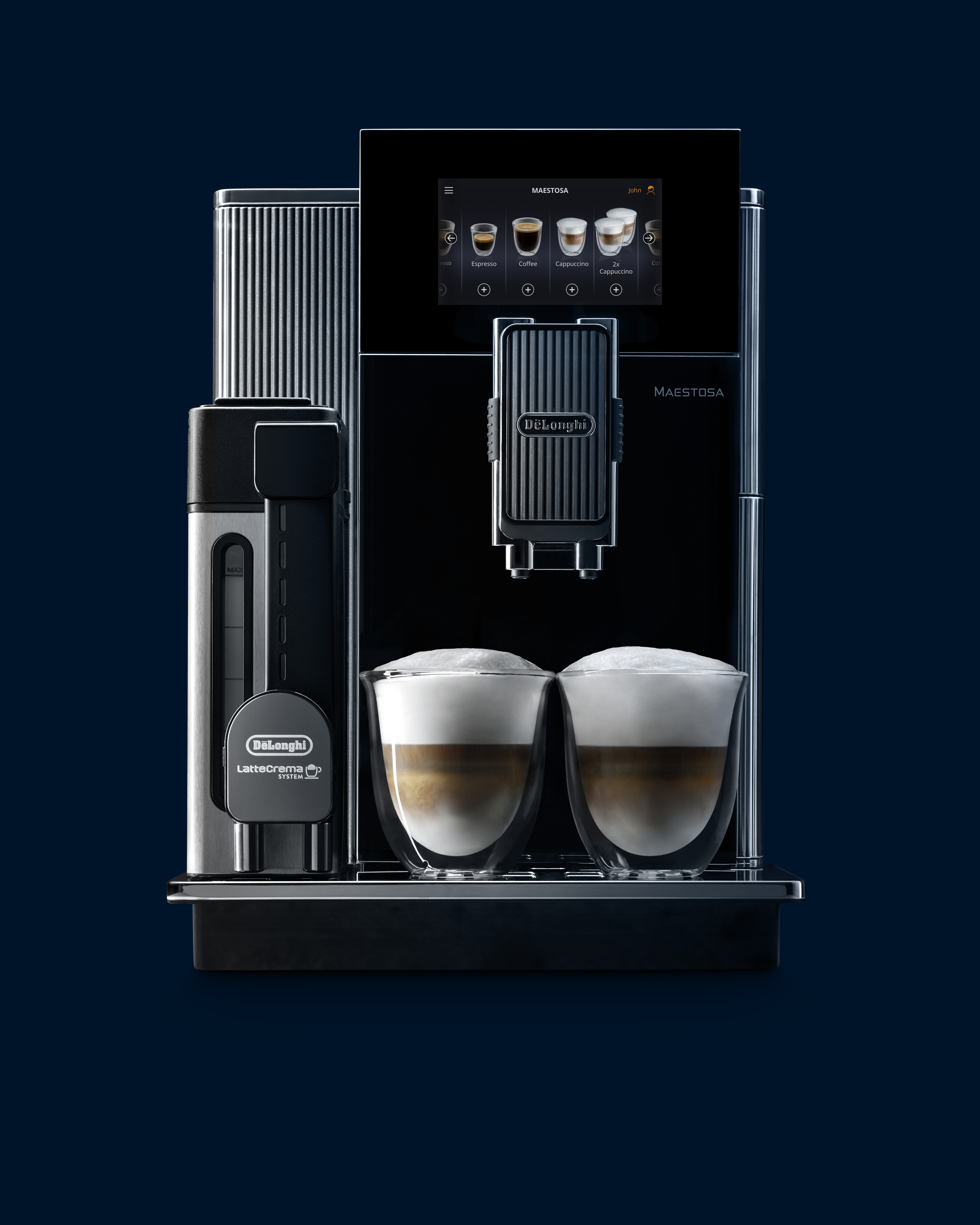Eine schwarze De'Longhi Maëstosa Kaffeemaschine mit zwei Gläsern geschichteten Cappuccinos.