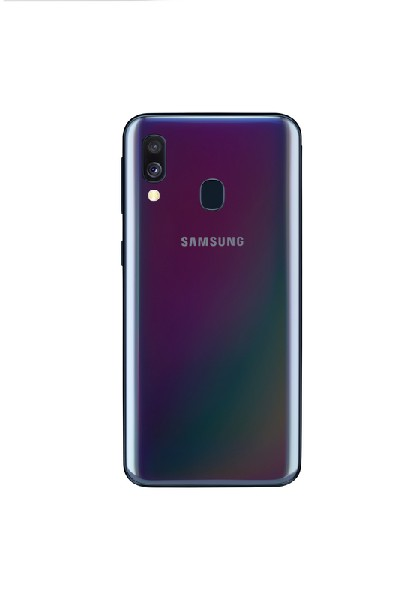 Parte trasera de un teléfono Samsung púrpura con cámaras y logo.