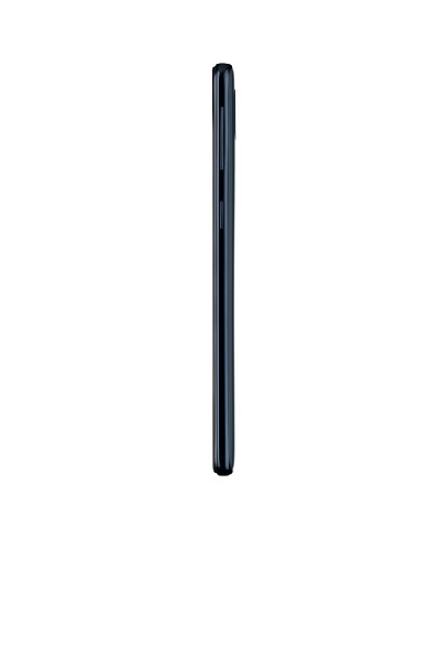 Vista lateral de un smartphone negro. El teléfono está sobre un fondo blanco.
