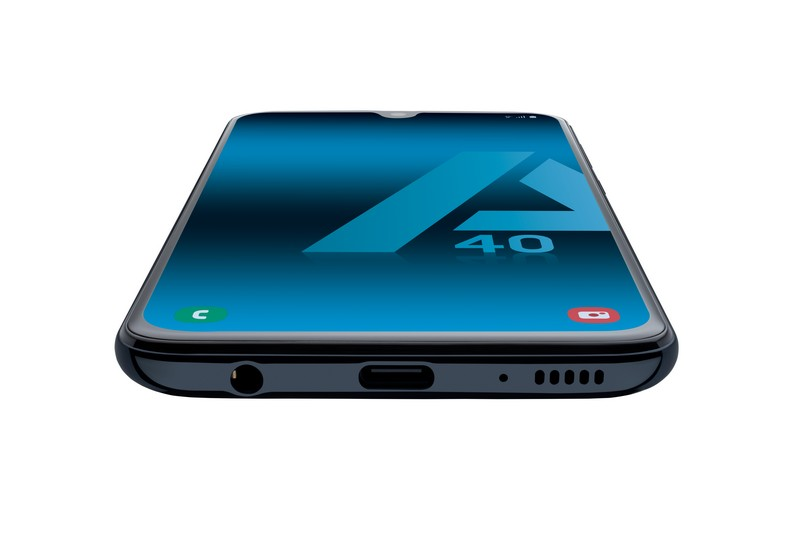 Un smartphone negro, vista en ángulo, mostrando una pantalla azul con el logo blanco "A40".