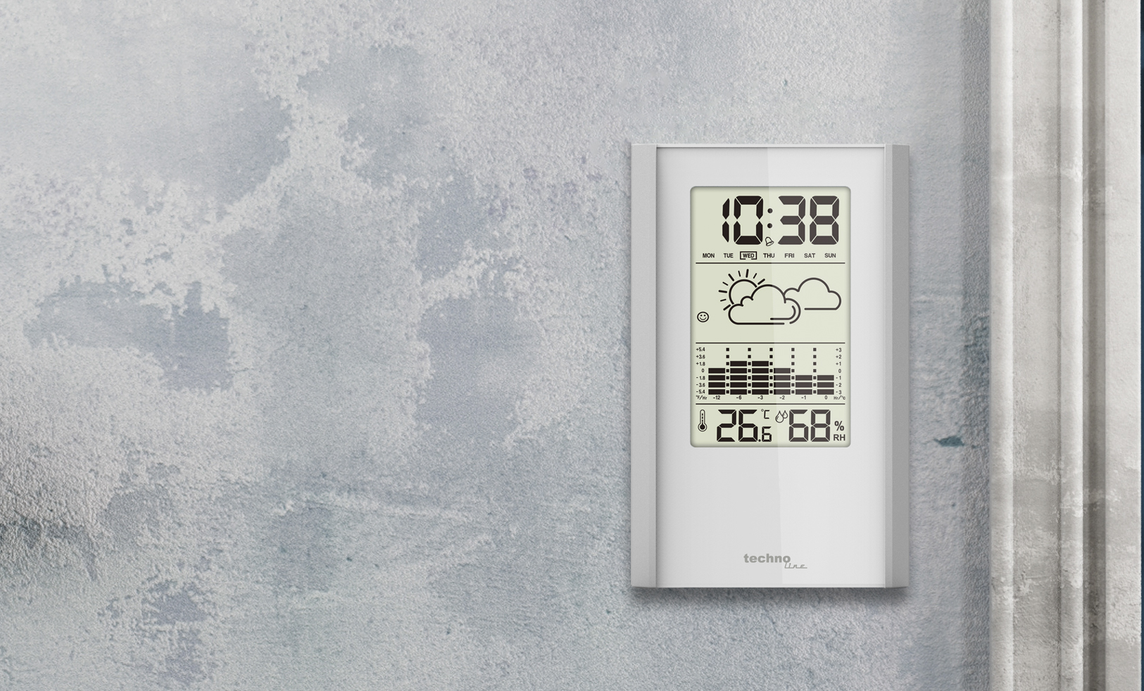 Eine weiße digitale Wetterstation an einer strukturierten grauen Wand, die Wetterdaten anzeigt.